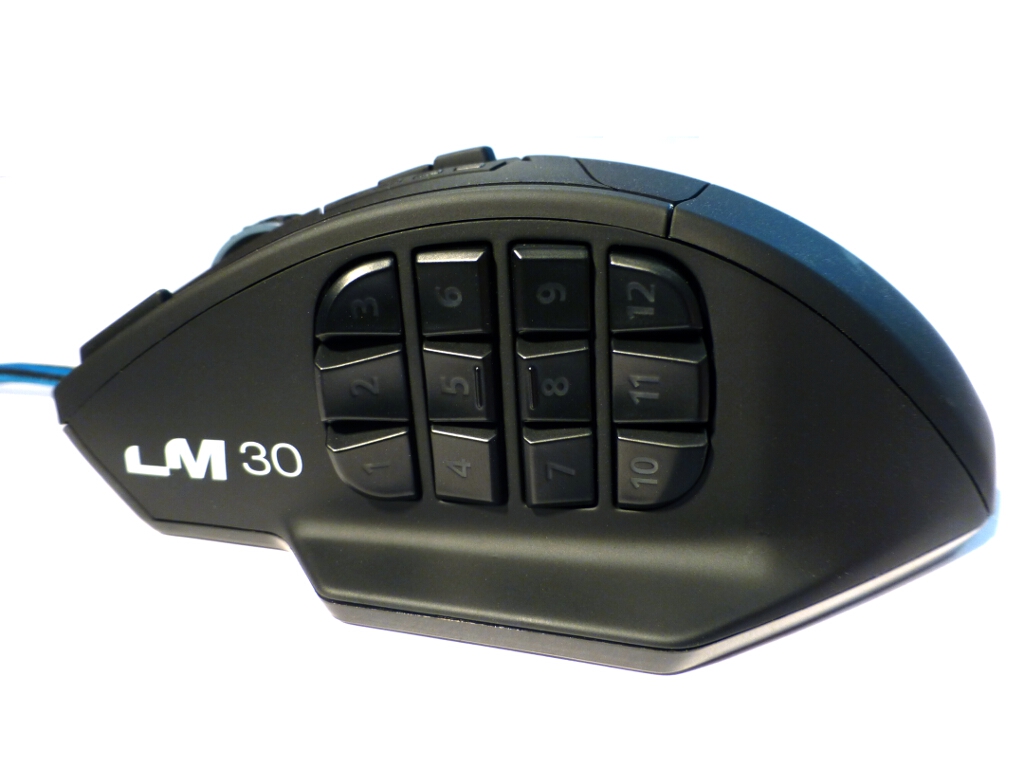 Durch die ergonomische Form liegt die Maus gut in der Hand. An der linken Seite finden sich 12 Tasten.