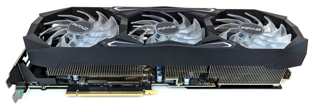 Drei Axial-Lüfter zeichnen sich für die Kühlung der GeForce-GPU verantwortlich.