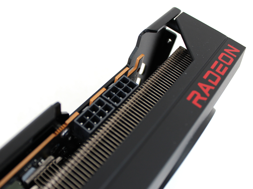 Hersteller Sapphire sieht zwei 8-Pin-PCIe-Anschlüsse für die Stromversorgung des Boliden vor.