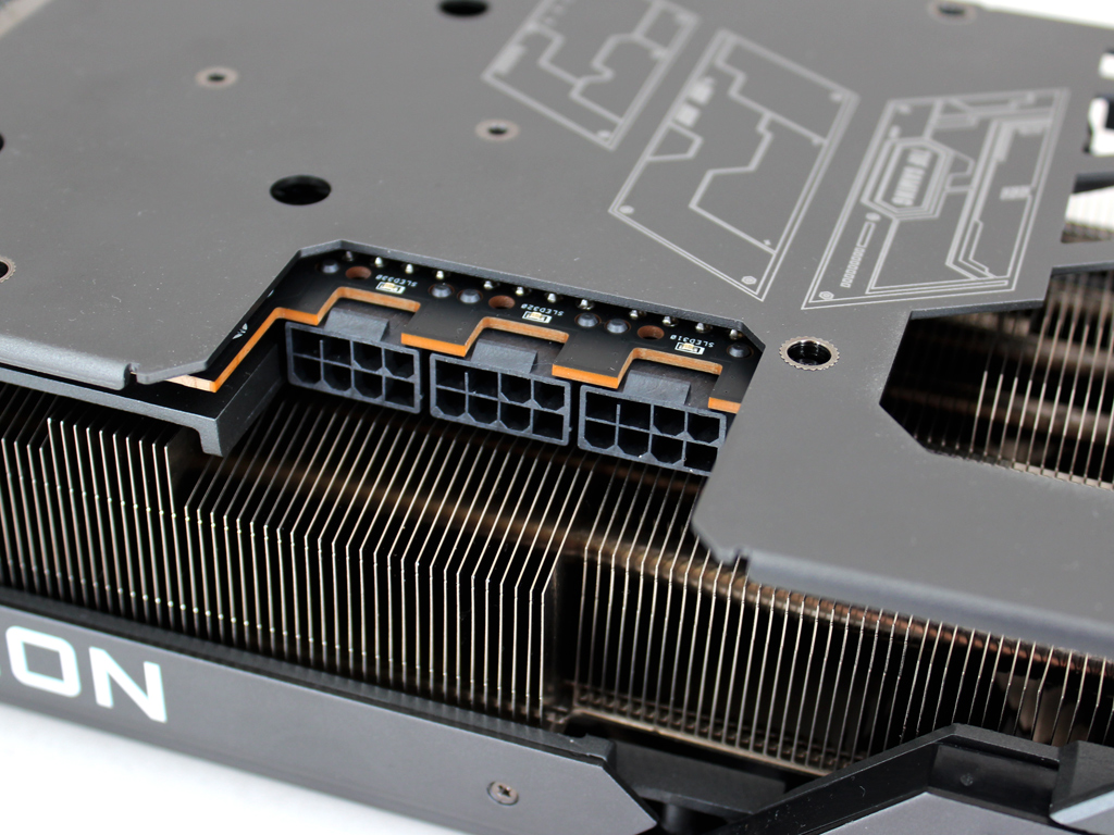 Hersteller ASUS sieht drei 8-Pin-PCIe-Anschlüsse für die Stromversorgung des Boliden vor.
