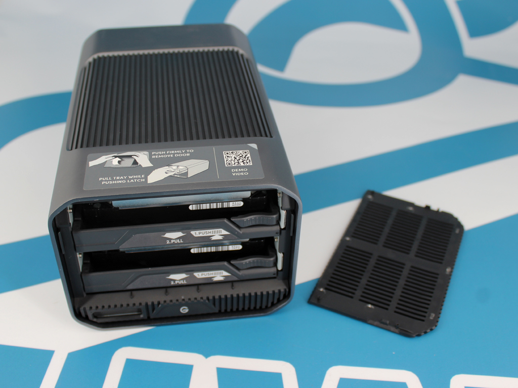 Abnehmbare Frontblende.