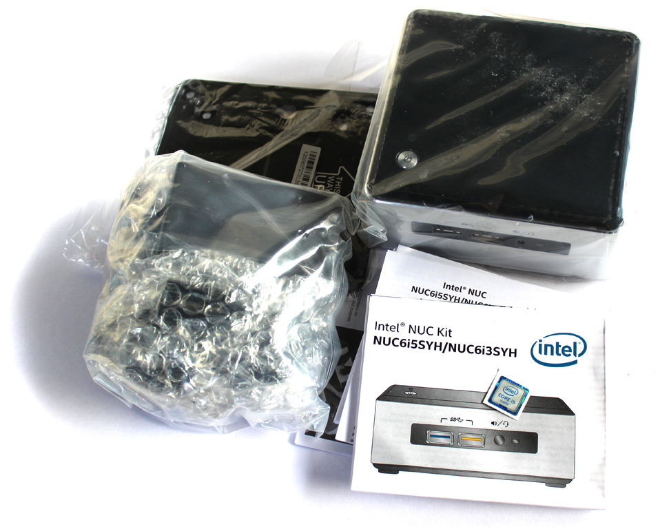 Der Lieferumfang des Intel NUC Kit NUC6i5SYH in der Übersicht.