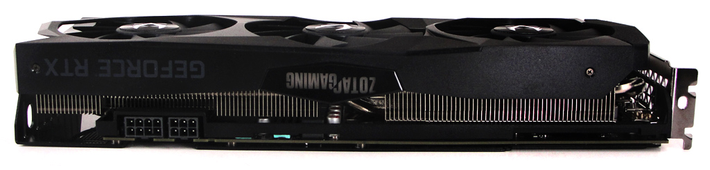 Die ZOTAC Gaming GeForce RTX 2070 AMP Extreme kommt mit einem mächtigen Triple-Slot-Kühler.