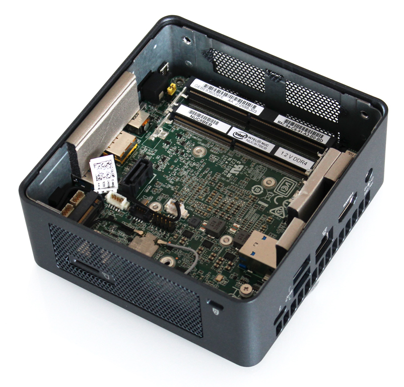 Qual der Wahl: Im Inneren des NUC-Kits ist Platz für klassische SATA-Laufwerke und/oder für moderne NVMe M.2-SSDs.