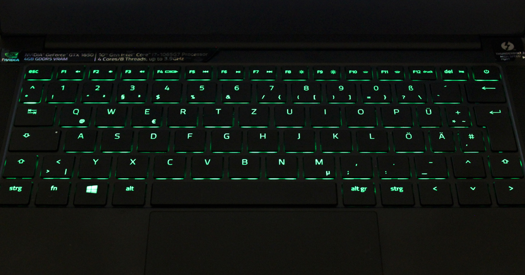 Dank integrierter Tastaturbeleuchtung kann man auch mühelos in dunkler Umgebung arbeiten.