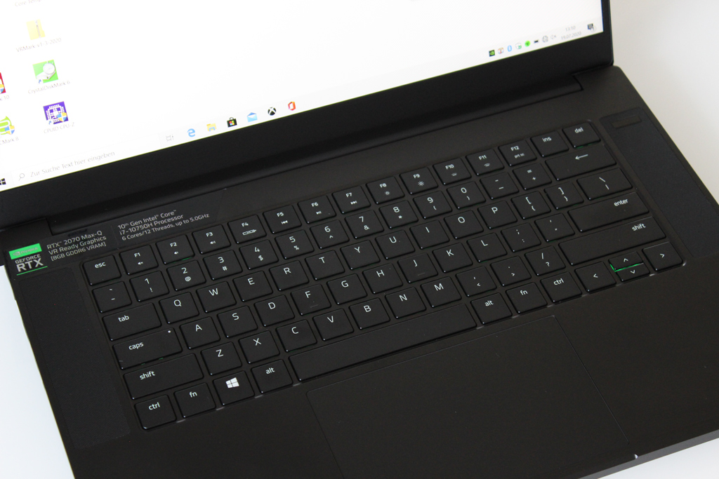 Das Blade 15 verfügt über eine Tastatur mit Einzelzonen-RGB-Hintergrundbeleuchtung, die ab Werk im typischen Razer-Grün leuchtet.