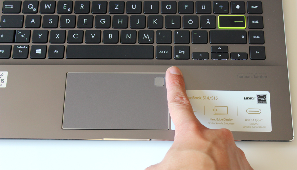 Der Fingerabdruck-Scanner ist in das Touchpad integriert.