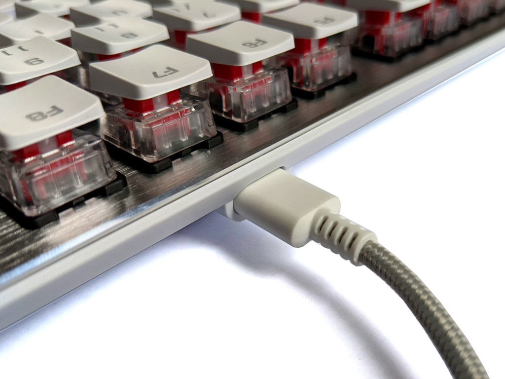 Das USB-Anschlusskabel kann an der Tastaturseite (USB Type-C) abgezogen werden.