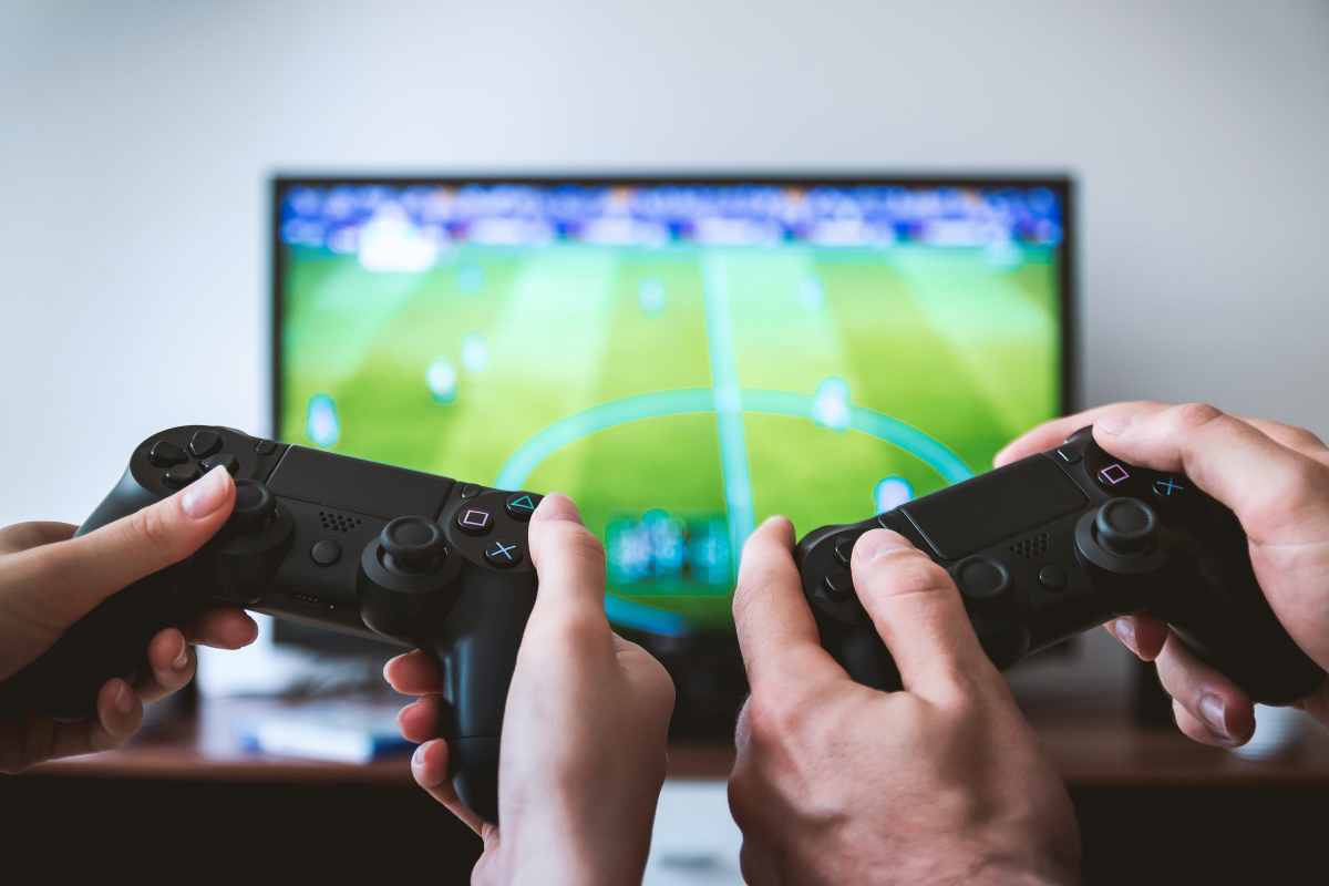 Online-Gaming ist an vielen Geräten möglich, wozu auch die Spielkonsole zählt.