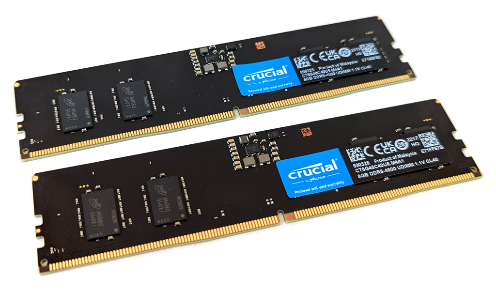Ein Crucial DDR5-4800 UDIMM Kit mit 2 x 8 GB Modulen verstärkt unser Testlab.