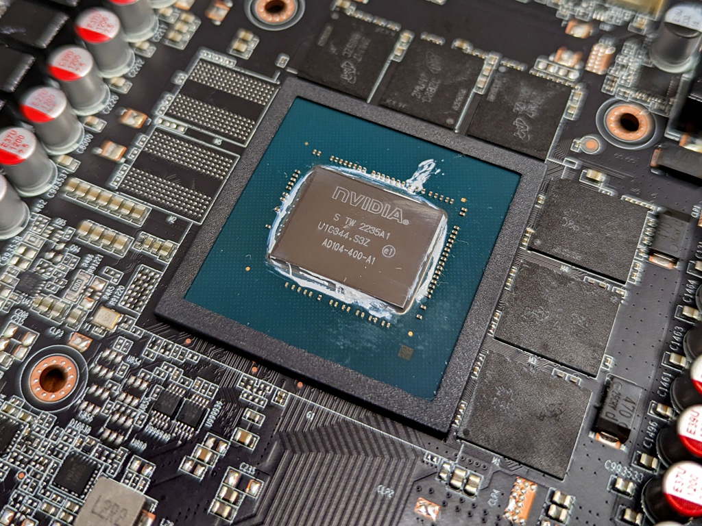 Die AD104-400-GPU auf einem unserer Testsamples abgelichtet.