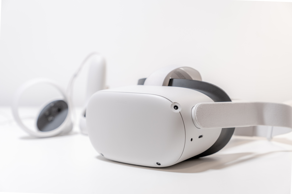Mit VR ist es möglich, eine künstliche Welt zu erleben, die von einem Computer erzeugt wird.