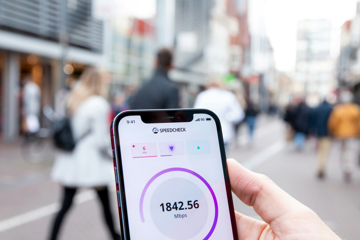 Die theoretischen Spitzenwerte von 5G liegen bei bis zu 10 Gbit/s im Downstream.